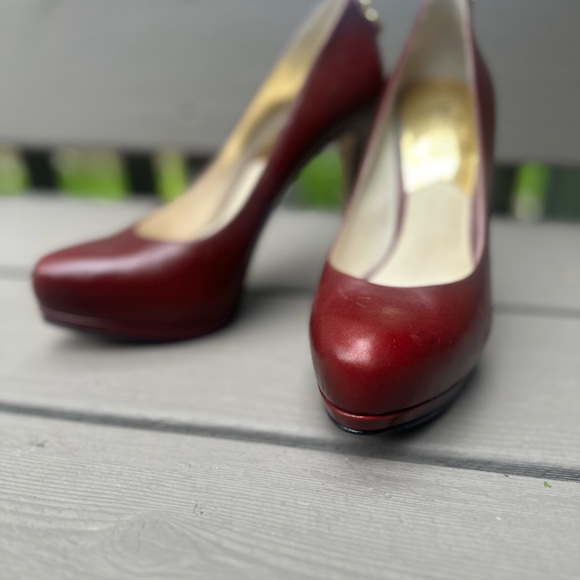 Maroon Michael Kors leather platform pumps - Picture 8 of 8